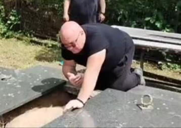 "MORA ČOVEK DA SE SAHRANI" Vladica legao na grob i zavukao ruku u pukotinu – kad su videli šta je izvukao, ljudi zanemeli!