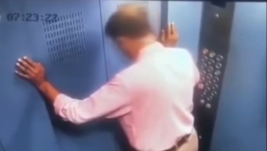 STRAVA I UŽAS U LIFTU Kabina krenula nagore dok je muškarac izlazio napolje - snimak nadzorne kamere šokirao svet!