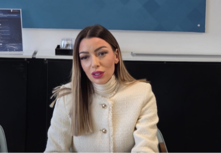 DRŽAVA POMOGLA PORODICI SA PETORO DECE U SEVOJNU! Jeknići konačno dobijaju kuću, ministarka Mesarović stigla u posetu: Sutra dolaze šleperi građevinskog materijala