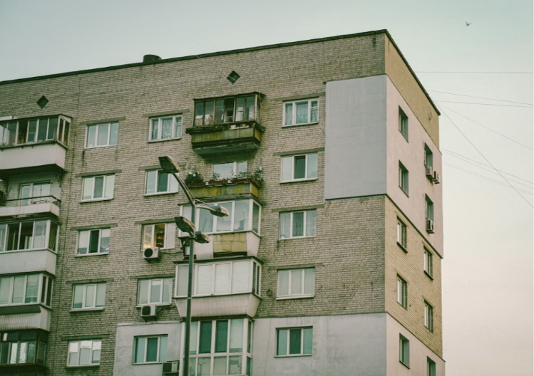 “OVO TI JE POSLEDNJA OPOMENA!” Komšija poludeo zbog buke u stanu, odgovor koji je dobio šokirao sve (FOTO)