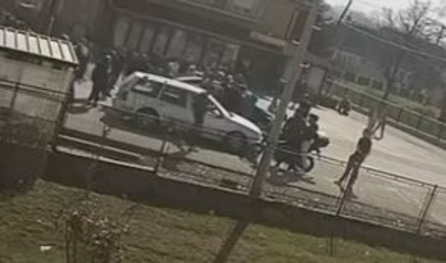 BLOKADERI FAŠISTI LINČUJU PENZIONERA! Gledajte divljake! Skaču mu po haubi, urlaju, žena u kolima se isprepadala! (VIDEO)