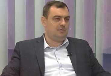 KURTIJEV SAVETNIK U SRCU BLOKADERSKE OPOZICIJE (VIDEO)