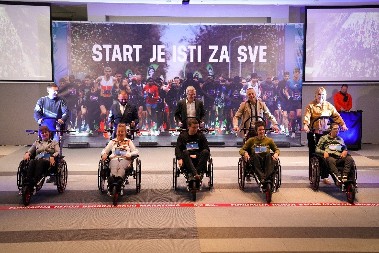 SPORT JE ISTI ZA SVE Heroji BG maratona poklonili trkačka kolica Sportskom savezu osoba sa invaliditetom