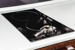 Indukcijska ploča zasijaće dok trepnete! Samo je namažite ovim - biće kao da ste je tek kupili