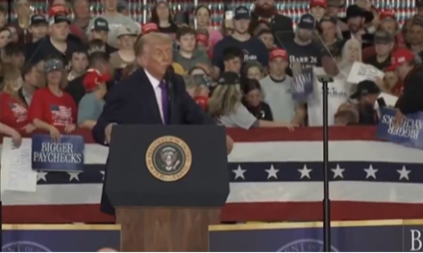 TRAMPOV GOVOR PREKINUT ZBOG HITNOG SLUČAJA "Treba nam lekar"