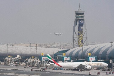 "UDALJITE SE OD PROZORA!" Uzbuna na aerodromu u Dubaiju, pala dva drona, ima povređenih (FOTO/VIDEO)