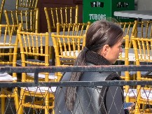 SUPRUGA DARKA LAZIĆA SLOMLJENA OD BOLA Snimili smo Katarinu ispred porodične kuće nakon strašne tragedije 