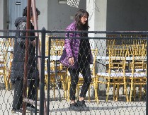 MAJKA DARKA LAZIĆA NEMA OD BOLA Potresne scene u Brestaču, oni su joj najveća podrška u ovom trenutku (VIDEO)