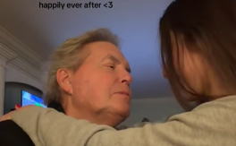 STARIJI JE OD NJE 44 GODINE! Devojka u vezi sa najboljim prijateljem svog oca, evo kako je porodica reagovala na njihovu ljubav (VIDEO)