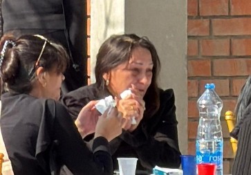 BRANKI POZLILO, ON SE NE ODVAJA OD NJE Ovaj muškarac joj je najveća podrška nakon smrti sina (VIDEO) 