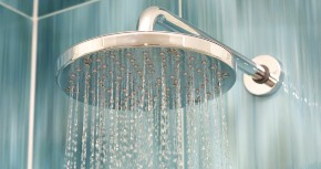 STRUČNJACI UPOZORAVAJU Evo zašto ne bi trebalo da se tuširate dok radi mašina za veš