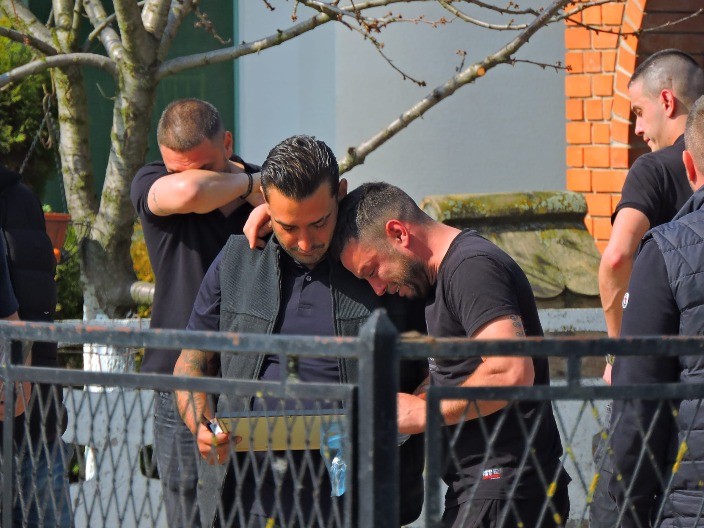 DARKO LAZIĆ DONEO UMRLICU BRATA U PORODIČNI DOM Udovicu Dragana Lazića pridržavaju, majci pozlilo (VIDEO) 