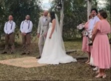 HAOS NA VENČANJU! Mladenci stajali pred oltarom, a onda je iz šume izleteo NEZVANI GOST i napravio krš i lom (VIDEO)