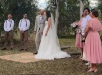 HAOS NA VENČANJU! Mladenci stajali pred oltarom, a onda je iz šume izleteo NEZVANI GOST i napravio krš i lom (VIDEO)