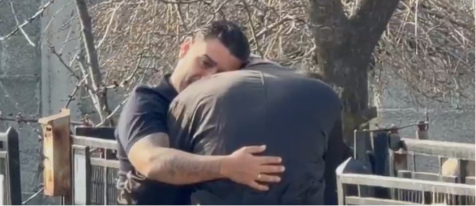 DARKO LAZIĆ GRCA U SUZAMA Čvrsto stegao prijatelja dok mu plače na ramenu, pevač nem od tuge (VIDEO)