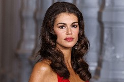 Obukla čipkanu haljinu, a ispod nje ništa! Svi su gledali u ćerku Sindi Kraford