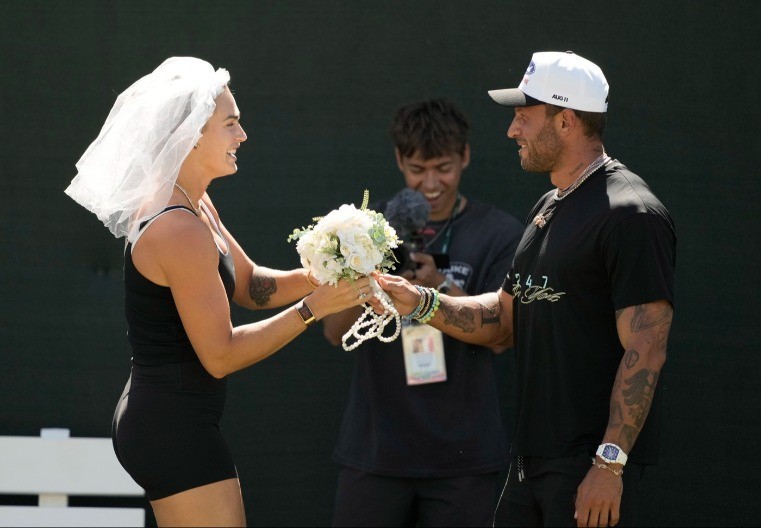 SABALENKA NAPRAVILA ŠOU Arina stavila veo, uzela bidermajer i nasmejala sve (FOTO)