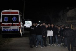 JEZIVE SCENE U BRESTAČU Vrisak Darkove majke odjekuje selom, Hitna pomoć reagovala, pevač se slomio i pao na pod!