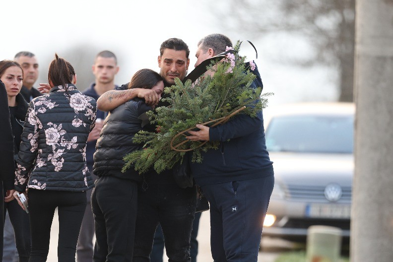 REGION PLAČE ZBOG NJENE OBJAVE U trenutku kada su prenosili telo Darkovog brata, oglasila se ona i potresla javnost (FOTO)