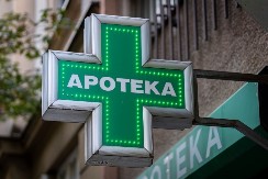 MILENA IZ APOTEKE KLEČI I RASTURA BRAKOVE Mreže gore zbog poruke koja je oblepljena po CELOM BEOGRADU (FOTO)