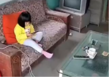 KAMERA SNIMILA ZASTRAŠUJUĆI TRENUTAK Telefon eksplodirao devojčici u rukama (VIDEO)