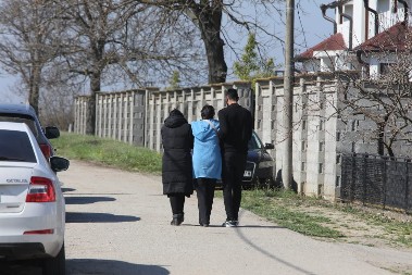 POZLILO BRANKI LAZIĆ! Rodbina je odvela u Darkovu kuću pre sahrane sina, jedva hoda dok plače