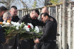 BOLNE SCENE PRED SAHRANU DARKOVOG BRATA Jednu stvar drugovi ne ispuštaju iz ruku (VIDEO)