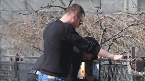 POTRESNE SCENE U BRESTAČU Darko oplakuje nad umrlicom, guši se u suzama! (VIDEO)