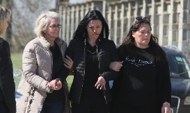 LAZIĆEVU UDOVICU PRIDRŽAVAJU Ivana ne može da stoji na nogama! 