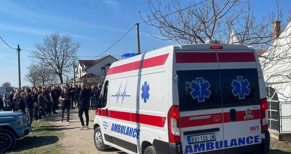 HITNA POMOĆ STIGLA ISPRED LAZIĆEVOG DOMA Evo šta se dešava! (VIDEO)