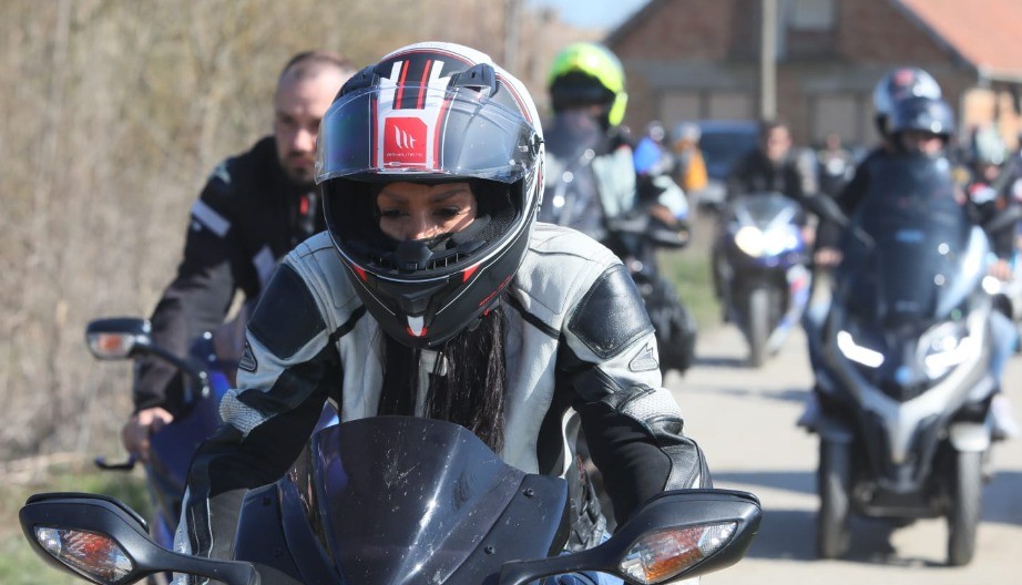 KOLONA BAJKERA STIGLA U BRESTAČ Driljiv prizor tera suze na oči! (VIDEO)