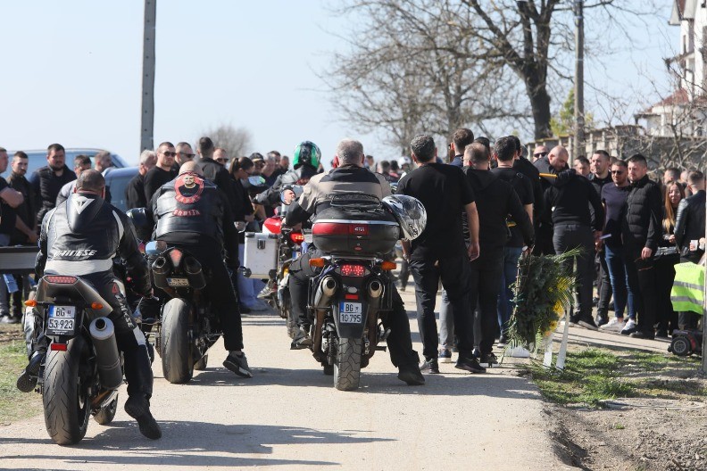 UTUČENA I OTEČENA OD PLAKANJA Darkova bivša došla na poslednji ispraćaj njegovog brata