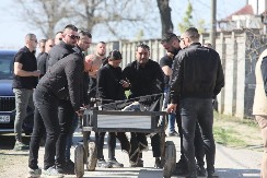 SAHRANJEN BRAT DARKA LAZIĆA Bolni jecaji odzvanjaju grobljem u Brestaču: "Milane, dovodim ti sina" 