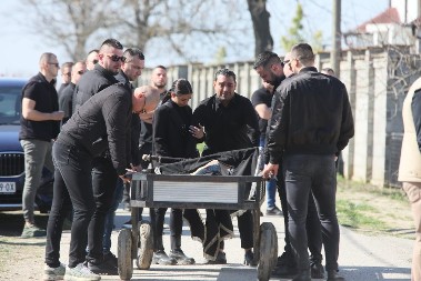 SAHRANJEN BRAT DARKA LAZIĆA Bolni jecaji odzvanjaju grobljem u Brestaču: "Milane, dovodim ti sina" 