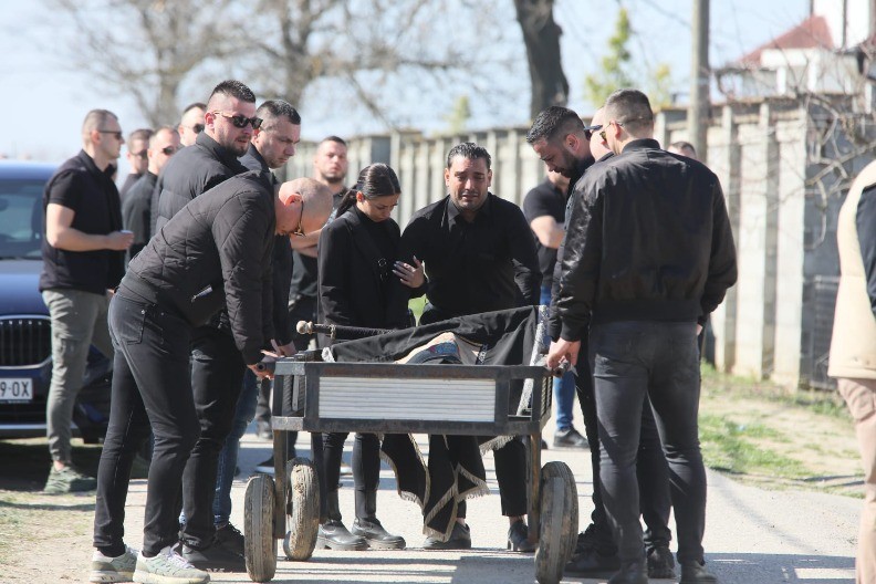 SAHRANJEN BRAT DARKA LAZIĆA Bolni jecaji odzvanjaju grobljem u Brestaču: "Milane, dovodim ti sina" 