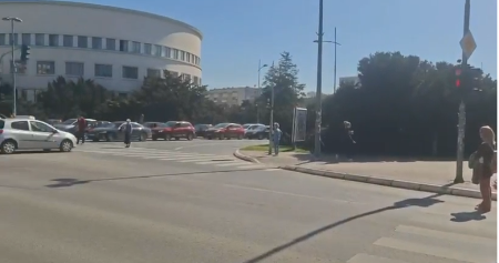 NARODU U NOVOM SADU JE PREKIPELO!  Desetak fašista blokadera maltretira ceo grad! (VIDEO)