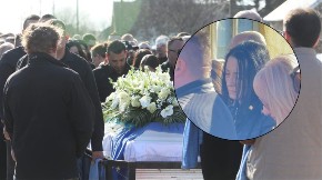 UDOVICA LAZIĆEVOG BRATA NEPOMIČNO STOJI KRAJ SANDUKA Okupljeni oko nje zabrinuti, ne može od bola da stoji