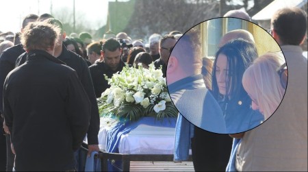 UDOVICA LAZIĆEVOG BRATA NEPOMIČNO STOJI KRAJ SANDUKA Okupljeni oko nje zabrinuti, ne može od bola da dođe sebi