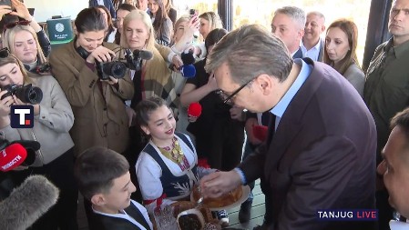 "JA ĆU OVO DA PROMAŠIM" VUČIĆ ZAIGRAO GOLF! Obilazak Šumadijskog kutka u Raniloviću: Kad ljudi vide šta ste sve doneli iz Amerike, dolaziće još više FOTO