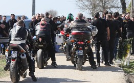 UJEDINJENI U TUZI Motorima došli do Lazićevog groba, srceparajući prizor kida dušu na komade! (VIDEO)