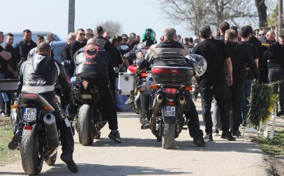 UJEDINJENI U TUZI Motorima došli do Lazićevog groba, srceparajući prizor kida dušu na komade! (VIDEO)