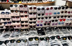 DOLIJALI FALSIFIKATORI  Obuću i naočare proodavali kao orginal