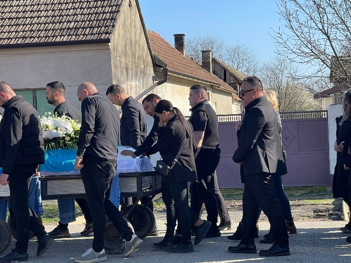 PLAVI PEŠKIRI NA SANDUKU DARKOVOG BRATA KRIJU TUŽNU SIMBOLIKU Pevač ih je izabrao sa razlogom