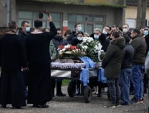 BRATA SAHRANIO SA MIKROFONOM, A OCU U GROB STAVIO JE OVU STVAR Darko Lazić se ne miri sa gubitkom 