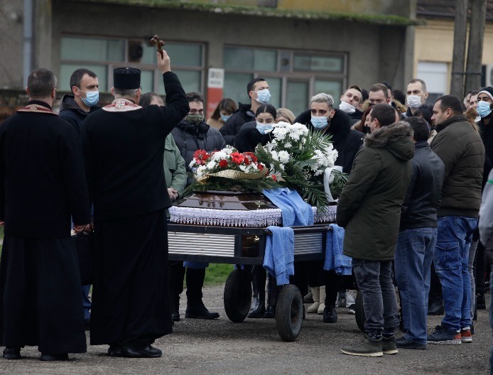 BRATA SAHRANIO SA MIKROFONOM, A OCU U GROB STAVIO JE OVU STVAR Darko Lazić se ne miri sa gubitkom 