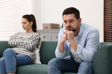 VIC DANA Mladi bračni par ne priča već tri dana...