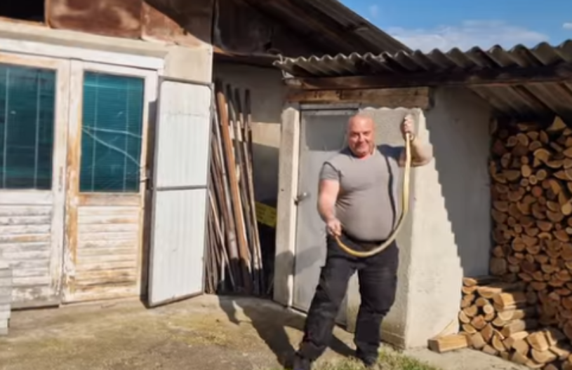 SRPSKOJ PORODICI SE ZMIJA OD 2 METRA GODINAMA KRILA U ŠUPI Vladica je golim rukama izvukao