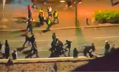 HULIGANI I EKSTREMISTI TUKLI ORGANIZATORE PROTESTA Hitna odvela dečka iz Beograda, iživljavali se dok je bio na zemlji