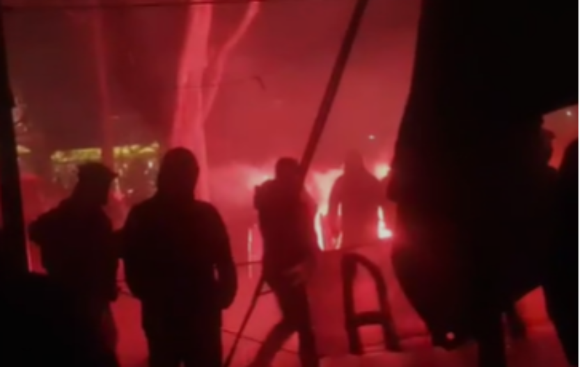 BLOKADERI BACALI BAKLJE NA POLICIJU Hteli su da ih sprže žive! 