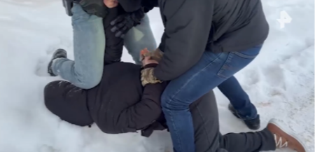 NOGA ZA VRAT, RUKE IZA LEĐA Ovako je FSB uhapsio stranca koji je pozivao na terorizam